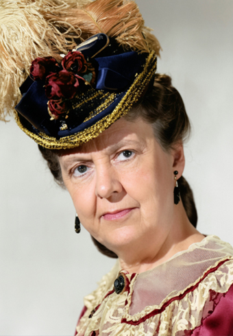 Clara Blandick abbigliata con un vecchio vestito di scena ed un lezioso cappellino in testa