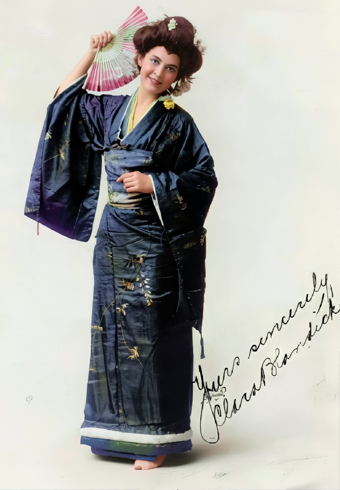 Clara Blandick vestita da geisha per un vecchio film interpretato quando era giovane in una foto autografata
