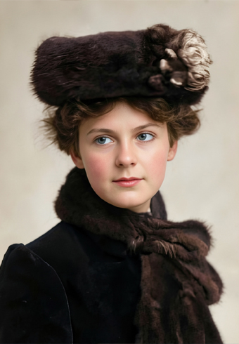 Clara Blandick giovane e bellissima vestita con una pelliccia e un cappello di pelliccia