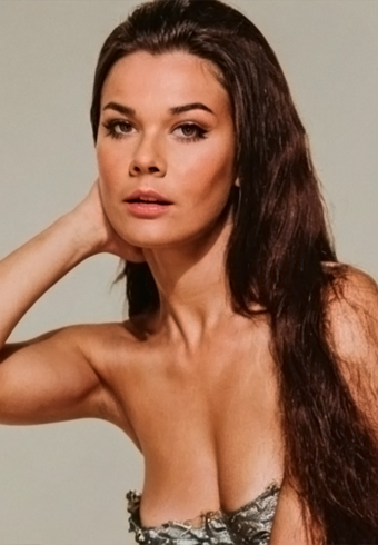 la foto dell'attrice Imogen Hassall, la Contessa del Décolleté del cinema britannico degli anni 70