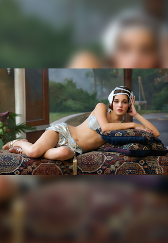 La giovane Lupe Velez in una posa molto sensuale sdraiata