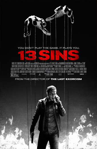 Locandina del film 13 Sins con un uomo che tiene in mano un telefono e una pistola, manovrato dall'alto da grandi mani come un burattino con fili. Lo sfondo è scuro con fiamme nella parte inferiore. Testo presente: You dont play the game it plays you, 13 Sins, From the director of The Last Exorcism. Il tono è teso e inquietante.