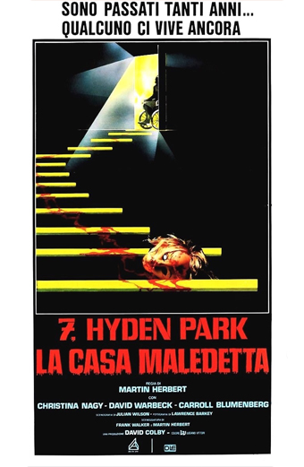 Locandina horror italiana di 7 Hyden Park la casa maledetta 1985. Una scalinata scura con gradini gialli conduce a una porta da cui filtra una luce intensa. Una donna giace immobile sui gradini con una scia di sangue che parte dalla testa. L'atmosfera è tesa e inquietante. In alto si legge Sono passati tanti anni... Qualcuno ci vive ancora. Il titolo 7 Hyden Park la casa maledetta è in rosso in basso, con informazioni su cast e produzione.
