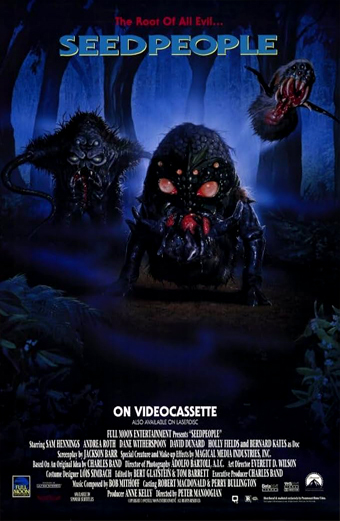 Tre piccole creature grottesche simili a semi con occhi rossi luminosi che si avvicinano strisciando verso lo spettatore in una foresta scura e nebbiosa; titolo della locandina SEEDPEOPLE, scritta THE ROOT OF ALL EVIL sopra e ON VIDEOCASSETTE in basso; tono inquietante e minaccioso