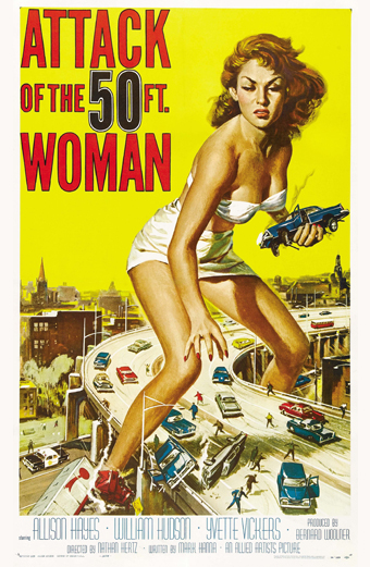 Poster del film L'attacco della donna di 50 piedi (1958). Una donna gigante in bikini bianco è in piedi su un'autostrada, sovrastando le auto e afferrandone una con la mano. Le auto si disperdono in preda al panico sotto i suoi piedi.