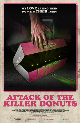 Locandina del film Attack of the Killer Donuts con una mano che si avvicina a una scatola rosa di ciambelle che emette una luce verde e perde liquido verde. L'atmosfera è cupa e minacciosa, suggerendo pericolo. In alto si legge la scritta WE LOVE EATING THEM NOW ITS THEIR TURN. Il titolo in basso è ATTACK OF THE KILLER DONUTS in grandi lettere rosa. Il tono generale è horror ironico e suspense.