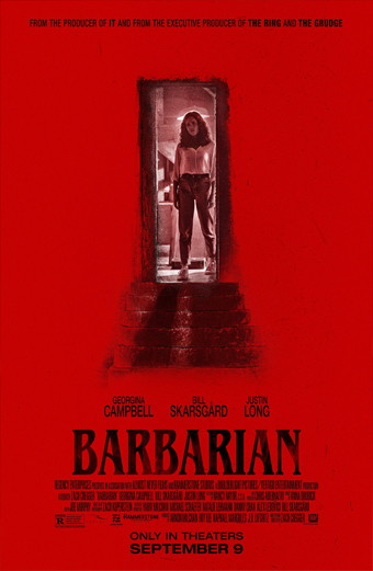 Locandina del film Barbarian, una donna sola in posizione di fronte a una porta in cima a una breve scalinata