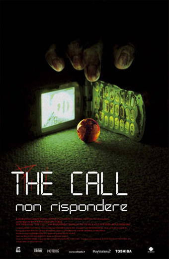 Locandina horror del film The Call Non rispondere. Una mano si protende verso un telefono cellulare a conchiglia aperto su una superficie scura, illuminata dalla luce verde inquietante del telefono. Una biglia rossa è posata davanti al telefono. L'atmosfera è tesa e inquietante. Sulla locandina compare il testo: THE CALL non rispondere.