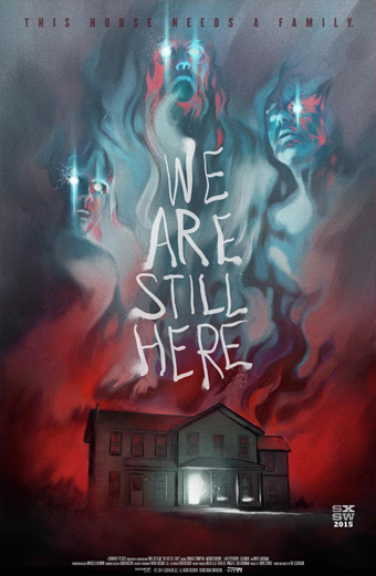 Locandina del film We Are Still Here 2014. Tre volti spettrali con occhi azzurri luminosi emergono da fumo vorticoso sopra una casa scura con finestre illuminate. In alto si legge la scritta This house needs a family e al centro We Are Still Here in caratteri grandi. L atmosfera è inquietante e sovrannaturale, con un senso di minaccia e mistero.