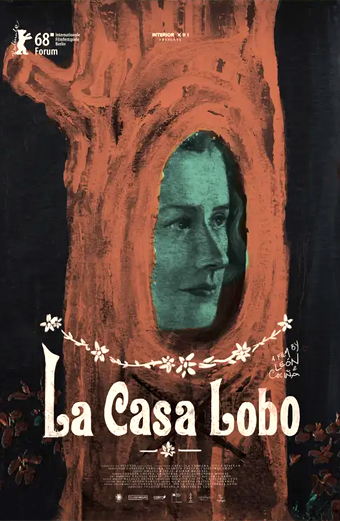 Locandina del film Casa Lobo la testa di una donna che emerge dalla corteccia di un albero