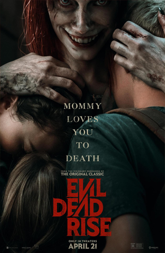 Locandina del film Casa - Risveglio del Male mostra una donna demoniaca che abbraccia i suoi figli
