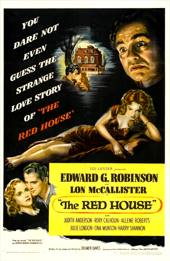 Locandina illustrata di epoca per il film The Red House con una donna distesa in primo piano, un uomo con espressione preoccupata in alto a destra e sullo sfondo una coppia vicino a una casa rossa immersa in un bosco scuro