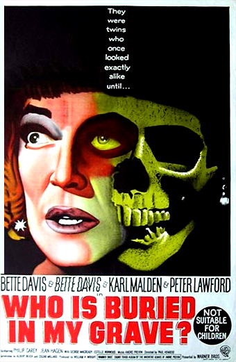 Locandina del film Chi giace nella mia bara con un teschio giallo-verde su sfondo nero. In alto si legge Erano gemelle che una volta si somigliavano esattamente. I nomi degli attori Bette Davis, Karl Malden, Peter Lawford sono elencati. Il titolo Chi giace nella mia bara è in rosso acceso con l'avvertenza Non adatto ai bambini. L'immagine trasmette suspense e mistero.
