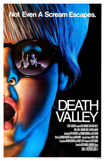 Locandina del film Death Valley che mostra una persona con i capelli tinti di blu su uno sfondo scuro. Nella parte superiore del poster c'è scritto “Not Even A Scream Escapes” (Nessun urlo sfugge) in grassetto bianco. Nella parte inferiore c'è il titolo del film Death Valley in grandi caratteri bianchi insieme ai crediti e alla classificazione per età. Il tono generale è teso e inquietante.