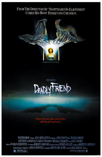 la locandina del film dovevi essere morta di Wes Craven, si vede una ragazza affacciata su una finestra che si apre sul nulla e da queste finestre escono lunghe tende che svolazzano al vento