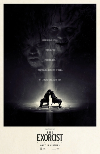 Locandina del film Esorcista Credente. La locandina mostra le due giovani protagoniste possedute e legate alla sedia con la luce che crea la forma di una croce rovesciata