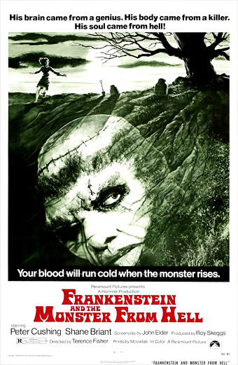 Locandina del film Frankenstein e il mostro dell'inferno. La locandina mostra il volto inquietante e cucito del mostro che emerge dal terreno, con una figura spaventata sopra vicino a un albero contorto e lapidi. L'ambiente è cupo e sinistro, trasmette paura e suspense. Testo in alto: Il suo cervello veniva da un genio. Il suo corpo veniva da un assassino. La sua anima veniva dall'inferno. Testo in basso: Il tuo sangue si ghiaccerà quando il mostro sorgerà. Titolo: Frankenstein e il mostro dell'inferno. Cast: Peter Cushing, Shane Briant. Il tono emotivo è minaccioso e inquietante.