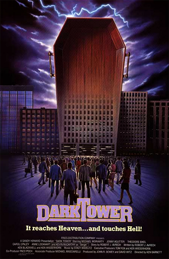 Poster del film “La Torre Nera” che mostra un grattacielo gigante a forma di bara che sovrasta una folla di persone in una piazza della città di notte, con un fulmine che colpisce l'edificio e un'atmosfera inquietante. Il testo sul poster dice: LA TORRE NERA Raggiunge il Paradiso e tocca l'Inferno. Il tono emotivo è pieno di suspense e presagio.