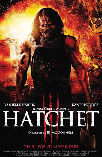 Victor Crowley, un tipo minaccioso e insanguinato con capelli lunghi e tuta da lavoro, è lì in un ambiente caotico e infuocato, con fiamme e detriti sullo sfondo. L'atmosfera è tesa e inquietante. Testo sul poster: Danielle Harris, Kane Hodder, Adam Green presentano Hatchet III, diretto da BJ McDonnell. Questa leggenda non muore mai.