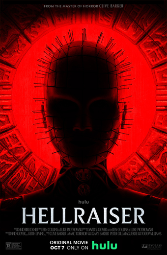 Poster del film Hellraiser 2022 con un motivo circolare rosso da cui si diramano punte metalliche e una figura centrale oscura. Lo sfondo è rosso intenso con motivi geometrici intricati. Il testo riporta Hellraiser, original movie Oct 7 only on Hulu e from the master of horror Clive Barker. Il tono generale è cupo e inquietante.