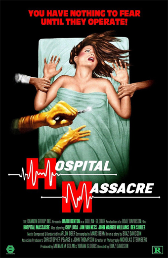 Poster del film Hospital Massacre che mostra una donna sdraiata su un tavolo operatorio con delle mani guantate che si avvicinano a lei, attrezzature mediche in vista e un monitor cardiaco che forma le parole Hospital Massacre.