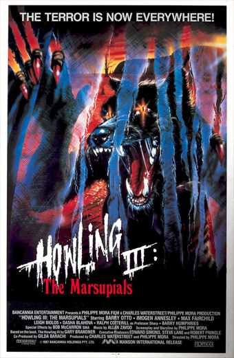 Locandina del film Howling III The Marsupials con un lupo mannaro ringhiante dagli occhi luminosi e denti affilati che squarcia graffi blu e rossi. Lo sfondo è scuro e minaccioso, trasmette una sensazione di orrore e paura. In alto si legge la scritta THE TERROR IS NOW EVERYWHERE. In basso il titolo HOWLING III The Marsupials. Il tono generale è intenso e inquietante.