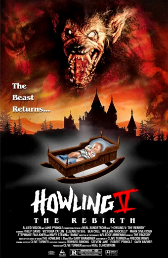 Locandina del film Howling V The Rebirth con una testa minacciosa di licantropo che sovrasta un castello gotico al tramonto, in primo piano una culla di legno con un neonato. Il cielo è rosso e inquietante, creando un'atmosfera tesa e sinistra. Sulla locandina si legge: The Beast Returns... HOWLING V THE REBIRTH. Il tono generale è cupo e inquietante.