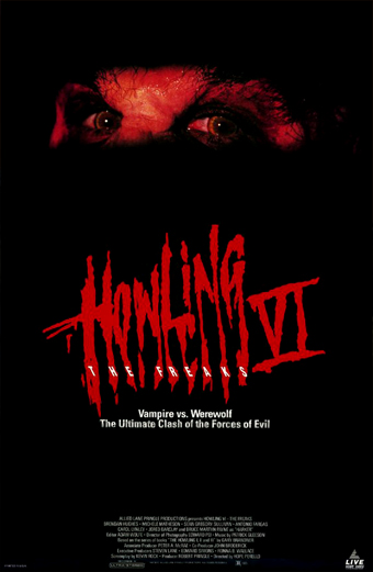 Locandina di Howling VI The Freaks 1990 con il volto minaccioso di un licantropo dagli occhi intensi che emerge dall'oscurità sopra il titolo del film in lettere rosse frastagliate. Il testo sulla locandina recita Howling VI The Freaks Vampire vs Werewolf The Ultimate Clash of the Forces of Evil. Il tono generale è cupo e inquietante, trasmettendo suspense e orrore.