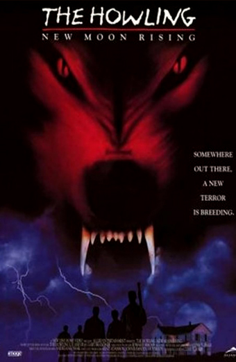 Locandina del film The Howling New Moon Rising. In alto domina un grande volto di lupo rosso e nero, minaccioso, con occhi luminosi e zanne scoperte che trasmettono paura e suspense. In basso, sagome di persone si stagliano contro un cielo notturno tempestoso con fulmini, luna piena e una casa rurale. Il testo sulla locandina recita: THE HOWLING NEW MOON RISING. Somewhere out there, a new terror is breeding.