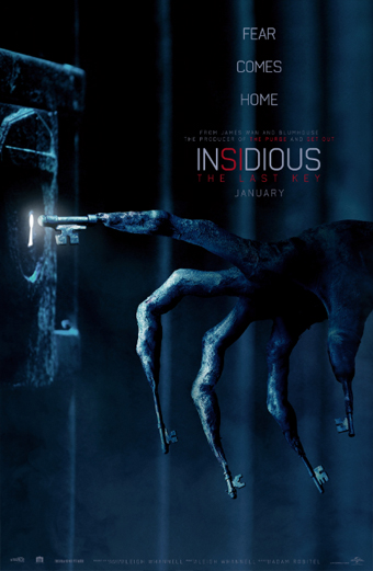 Un poster blu scuro del film horror Insidious: L'ultimo segreto che mostra una mano mostruosa con chiavi al posto delle dita protesa verso il buco della serratura di una porta. Lo sfondo è oscuro e misterioso, evocando paura e suspense. Il testo sul poster recita: La paura arriva a casa, Insidious: L'ultimo segreto, gennaio. Il tono emotivo è minaccioso e inquietante.