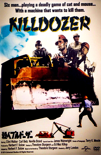 Locandina del film Killdozer 1974 con sei uomini in piedi e intorno a un grande bulldozer in una scena tesa. Il bulldozer domina il primo piano e un uomo corre davanti ad esso. Sullo sfondo si vede un cielo blu drammatico. In alto c'è la scritta: Sei uomini impegnati in un gioco mortale di gatto e topo... con una macchina che vuole ucciderli. Il titolo Killdozer è in lettere gialle evidenti. In basso sono riportati i crediti e le informazioni sul cast. Il tono generale è di suspense e minaccia.