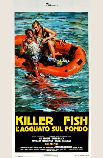 Due persone in difficoltà siedono su un gommone arancione tra acque blu agitate, una stringe l'altra con espressione spaventata. La scena è drammatica e tesa. In basso, grande testo giallo: KILLER FISH L'AGGUATO SUL FONDO. Sotto compaiono i nomi Lee Majors, Karen Black, Margaux Hemingway, Marisa Berenson e James Franciscus. Il tono generale è di suspense e urgenza, tipico di un poster horror vintage.