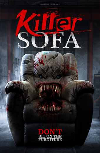 Locandina del film Killer Sofa con una poltrona mostruosa macchiata di sangue, denti affilati e occhi arrabbiati in un ambiente industriale scuro. Sulla locandina sono presenti le scritte Killer Sofa e Dont sit on the furniture. Il tono è minaccioso e da film horror.