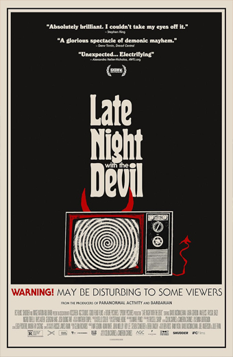 Locandina del film Late Night with the Devil con una televisione vintage che mostra una spirale ipnotica sullo schermo, corna e coda rosse da diavolo, e il titolo in caratteri grandi e stilizzati in alto. Sulla locandina sono presenti citazioni di critici: Assolutamente brillante. Non riuscivo a distogliere lo sguardo. Uno spettacolo glorioso di caos demoniaco. Inaspettato... Elettrizzante. Avviso: potrebbe disturbare alcuni spettatori. Il tono generale è cupo e inquietante, trasmette suspense e orrore.