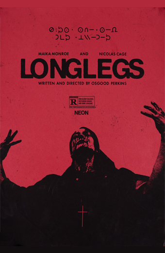 Locandina del film Longlegs con una figura angosciata con le braccia alzate su uno sfondo rosso, una piccola croce in basso e simboli misteriosi in alto. Il testo dice: Maika Monroe e Nicolas Cage, Longlegs, scritto e diretto da Osgood Perkins, vietato ai minori, Neon. Il tono generale è inquietante e minaccioso.