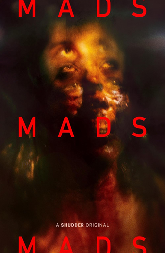 Locandina surreale e inquietante del film Mads 2024 con un volto distorto che mostra più occhi e bocche sfocate, circondato da colori scuri e fumosi. La scritta MADS appare in grandi lettere rosse in alto, al centro e in basso. In basso è presente la scritta A SHUDDER ORIGINAL. Il tono generale è angosciante e disturbante.