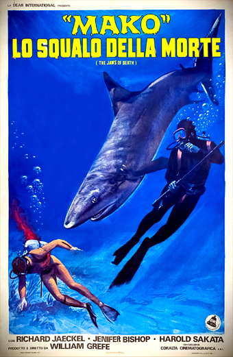 Locandina del film Mako Lo squalo della morte con un grande squalo che nuota sott'acqua verso due subacquei, uno punta un arpione mentre l'altro si allontana con una gamba ferita, ambientato in un oceano blu profondo. In alto testo giallo in grassetto: MAKO LO SQUALO DELLA MORTE e testo più piccolo: The Jaws of Death. In basso sono elencati nomi di cast e produzione. La scena trasmette tensione e drammaticità.