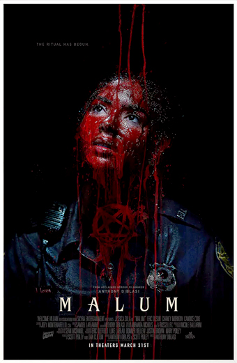 Locandina del film Malum 2023 che mostra una poliziotta in uniforme con tracce di sangue e un pentagramma disegnato con il sangue sul petto. Lo sfondo è scuro e inquietante, e dà un senso di orrore e terrore. In alto c'è scritto THE RITUAL HAS BEGUN (Il rituale è iniziato) e in basso MALUM. In fondo ci sono i crediti e la data di uscita IN THEATERS MARCH 31ST (NELLE SALE IL 31 MARZO).