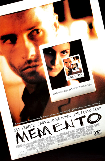 il film dove il protagonista non ricorda niente e si scrive addosso cosa deve fare
