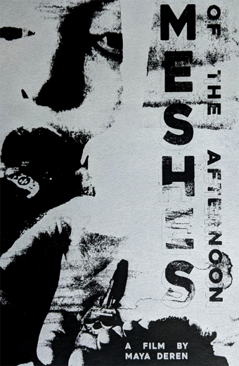 Manifesto in bianco e nero del film Meshes of the Afternoon con il volto parziale di una donna e la sua mano che tiene un fiore, con la scritta verticale in grassetto Meshes of the Afternoon e in basso la scritta in caratteri più piccoli A film by Maya Deren. La composizione è surreale e misteriosa, e crea un'atmosfera onirica e inquietante.