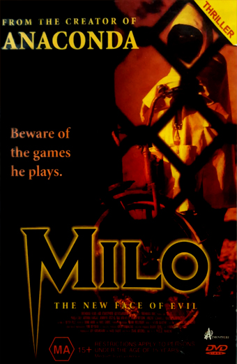 horror comn un assassino vestito con un impermeabile giallo