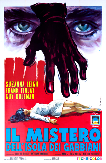 Locandina del film Dell'isola dei gabbiani con scritte blu e rosse in fondo che dicono Robert Bloch, Anthony Marriott, Nat J. Rosenberg, Milton Subotsky, Freddie Francis, Amicus e Technicolor. La locandina usa colori vivaci e caratteri tipografici che danno un tocco drammatico per creare un'atmosfera di suspense e mistero.