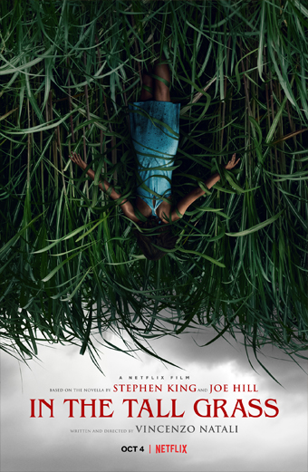 Donna con abito blu distesa a testa in giù nell’erba alta e fitta, braccia aperte. L’atmosfera è misteriosa e inquietante, trasmette suspense e isolamento. Testo visibile sulla locandina: Un film Netflix. Basato sul racconto di Stephen King e Joe Hill. Nell’erba alta. Scritto e diretto da Vincenzo Natali. 4 ottobre Netflix.