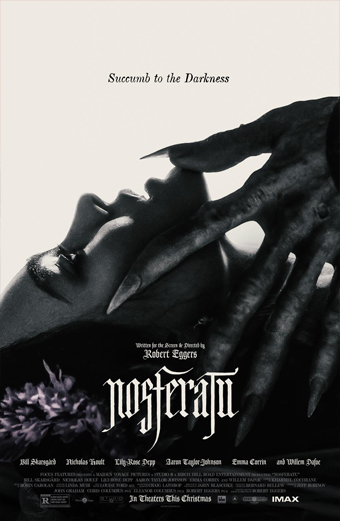Locandina del film Nosferatu 2024 con una donna pallida sdraiata all'indietro e gli occhi chiusi mentre una mano mostruosa dalle dita lunghe si avvicina al suo volto. La scena è cupa e drammatica, trasmette paura e suspense. In alto si legge la scritta Succumb to the Darkness. Il titolo Nosferatu appare in caratteri gotici in basso, insieme ai crediti per il regista Robert Eggers e il cast. L'atmosfera generale è inquietante e minacciosa.