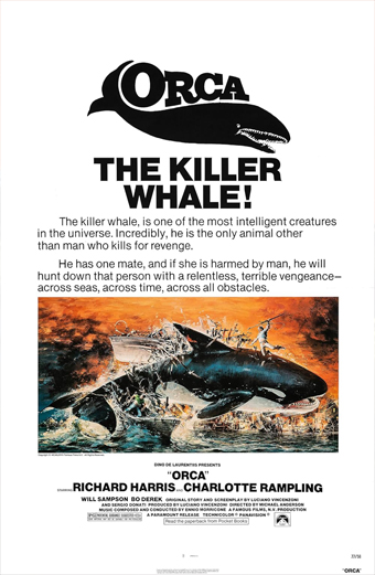 Locandina del film Orca Assassina del 1977. In alto, una orca nera stilizzata salta sopra la scritta in caratteri grandi Orca The Killer Whale. Sotto, il testo descrive l'intelligenza e la natura vendicativa dell'orca, affermando che è l'unico animale oltre all'uomo che uccide per vendetta. La locandina mostra una scena drammatica con un'orca che attacca una barca da pesca in acque tempestose, persone che cadono in mare e un cielo infuocato sullo sfondo. In basso sono elencati cast e crediti: Orca, Richard Harris, Charlotte Rampling, Will Sampson, Bo Derek. Il tono emotivo è intenso e carico di suspense, con enfasi su pericolo e vendetta.