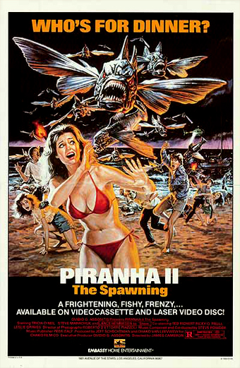 Locandina del film Piranha II La Spawning. Una donna in bikini rosso è sulla spiaggia, solleva le braccia spaventata mentre piranha volanti attaccano le persone intorno a lei. Sullo sfondo si vede il caos con persone che corrono e cercano di respingere i pesci, sotto un cielo scuro e tempestoso. La locandina contiene testo in giallo e bianco: WHO'S FOR DINNER? in alto, PIRANHA II The Spawning al centro, e A FRIGHTENING, FISHY, FRENZY... AVAILABLE ON VIDEOCASSETTE AND LASER VIDEO DISC! in basso. Il tono emotivo è frenetico e carico di suspense.