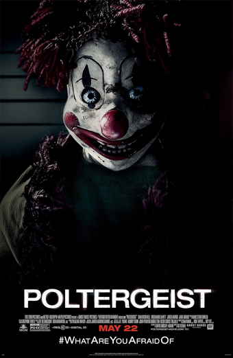 Un sinistro pupazzo clown dal naso rosso e capelli arruffati fissa direttamente davanti a sé in una stanza buia e inquietante. L'atmosfera è cupa e disturbante. In basso si legge Poltergeist, 22 maggio e l'hashtag DiCosaHaiPaura.