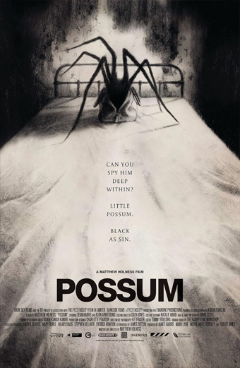 Locandina di Possum con una creatura che sembra un ragno che sta su un letto