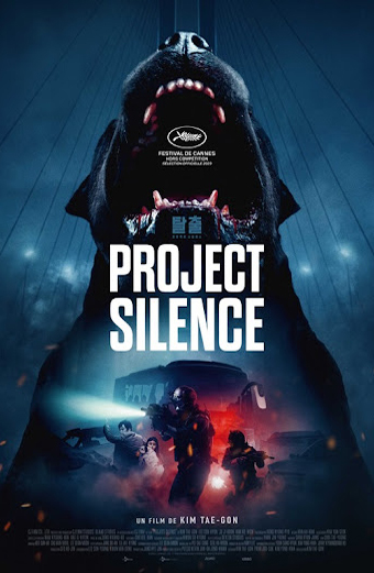 Locandina del film Project Silence con una figura misteriosa avvolta nell'oscurità.