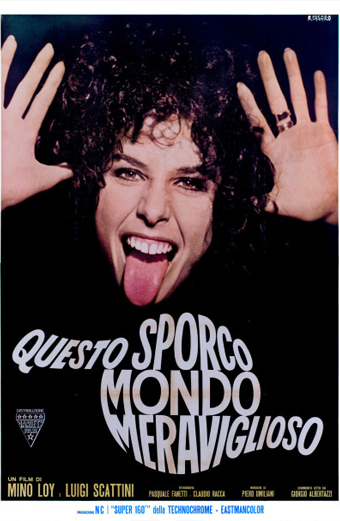 Locandina del film Questo sporco mondo meraviglioso con due mani alzate su uno sfondo di capelli ricci scuri, la scritta stilizzata QUESTO SPORCO MONDO MERAVIGLIOSO, i crediti per Mino Loy, Luigi Scattini, Pasquale Fanetti, Claudio Racca, Piero Umiliani, Enrico Albertazzi e i dettagli tecnici su Technochrome ed Eastmancolor.